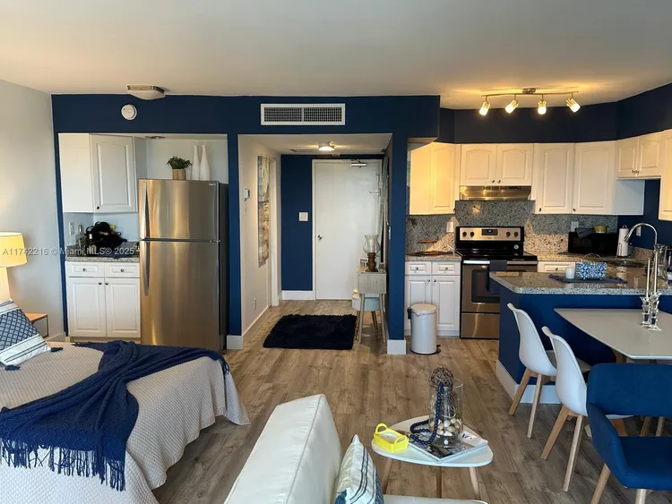 Carriage House #922 image #8