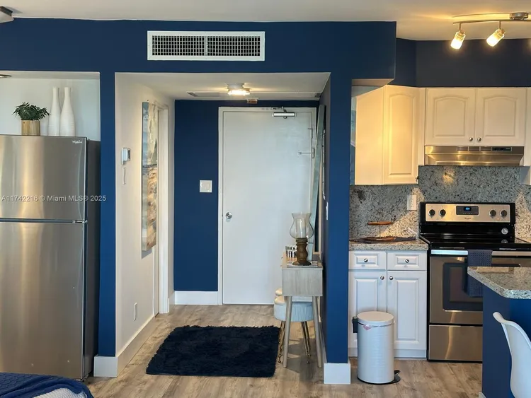 Carriage House #922 image #9