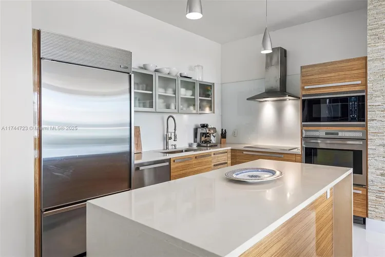 Paramount Bay #903 image #12