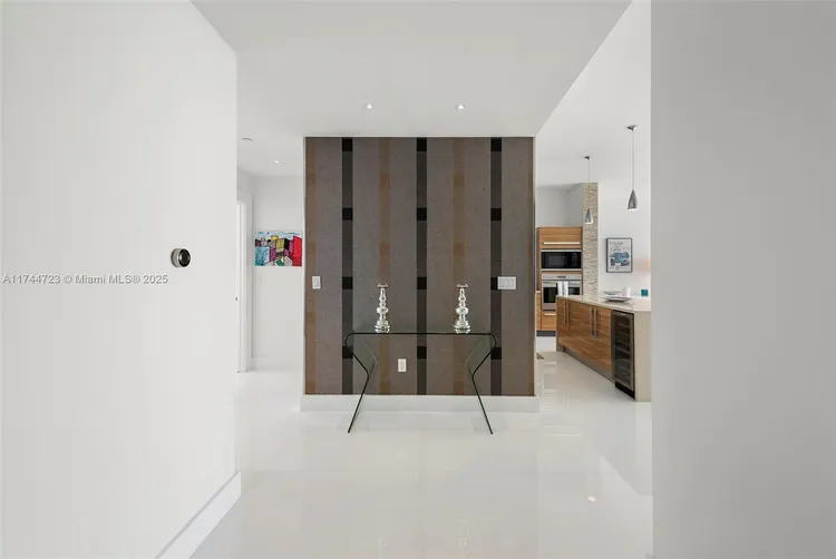 Paramount Bay #903 image #6