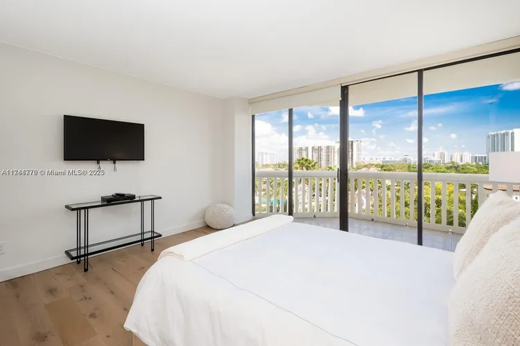 Williams Island 2000 #805 image #10