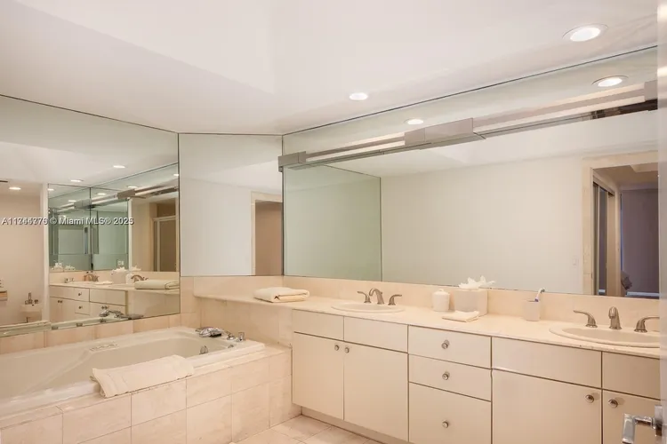 Williams Island 2000 #805 image #14