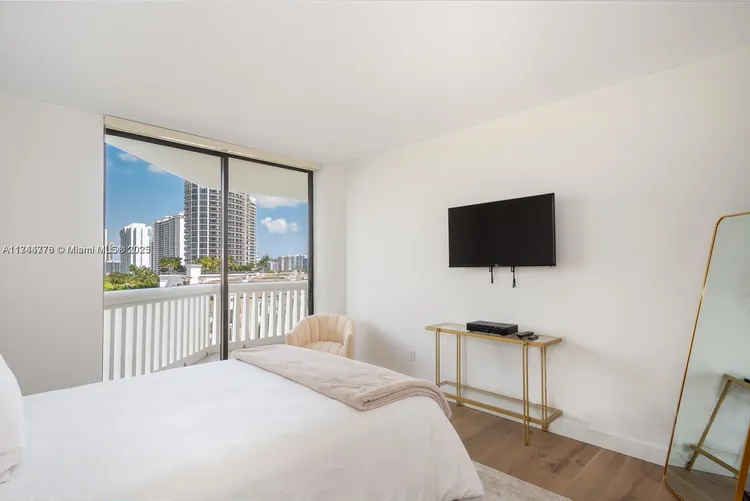 Williams Island 2000 #805 image #16