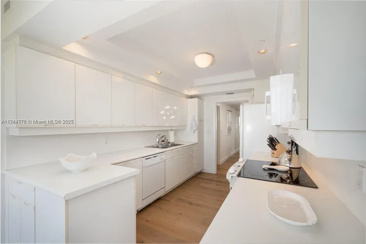 Williams Island 2000 #805 image #8