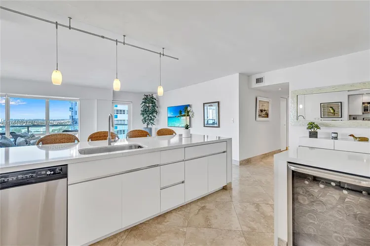 Southpoint Towers #1109N image #10