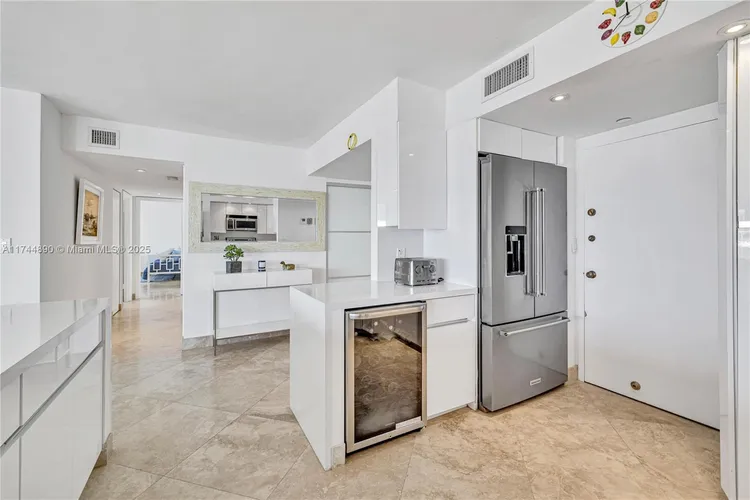 Southpoint Towers #1109N image #11