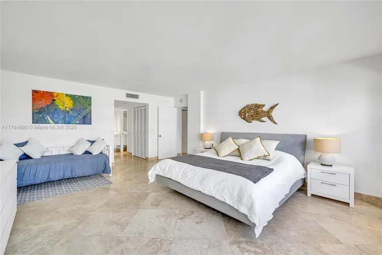 Southpoint Towers #1109N image #13