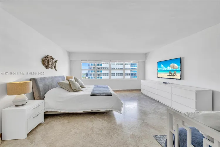 Southpoint Towers #1109N image #14