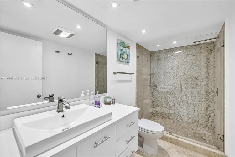 Southpoint Towers #1109N image #17