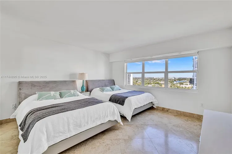 Southpoint Towers #1109N image #18