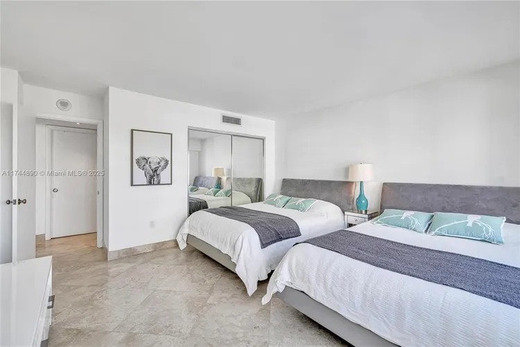 Southpoint Towers #1109N image #19