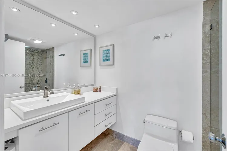 Southpoint Towers #1109N image #20