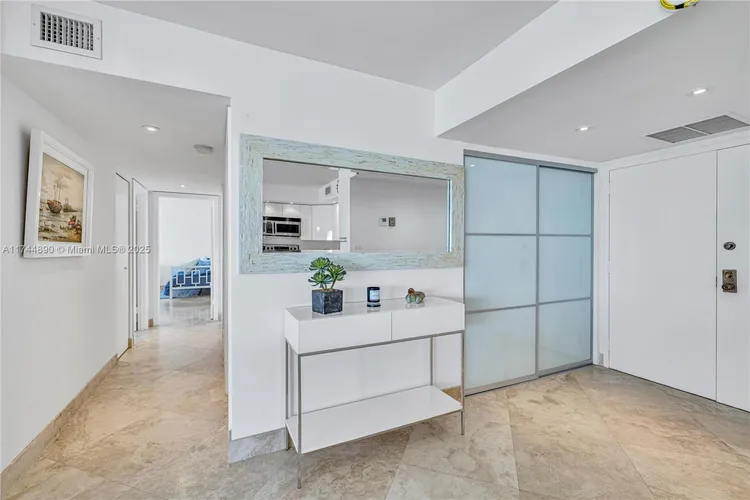 Southpoint Towers #1109N image #22