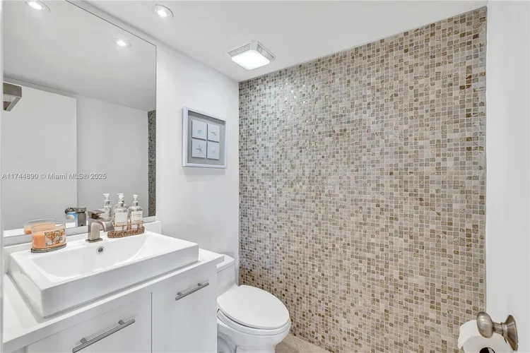 Southpoint Towers #1109N image #23