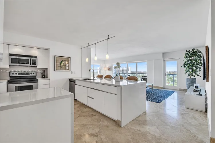 Southpoint Towers #1109N image #24