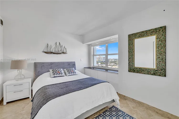 Southpoint Towers #1109N image #38