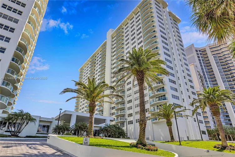 Southpoint Towers #1109N image #40