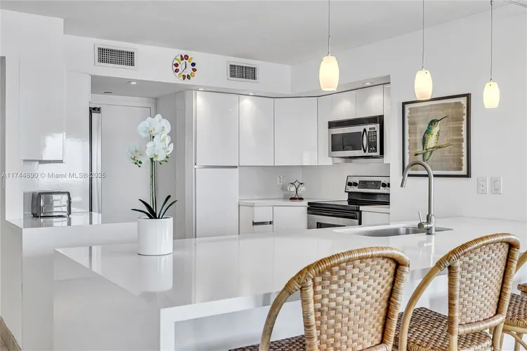 Southpoint Towers #1109N image #6