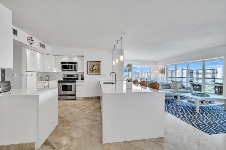 Southpoint Towers #1109N image #7