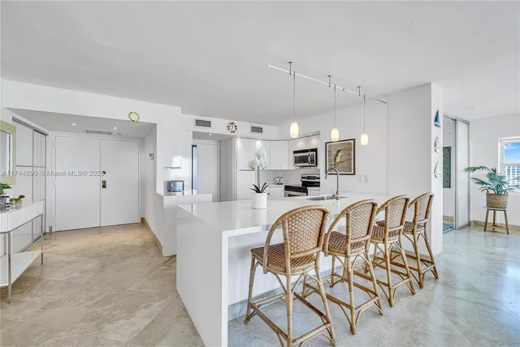 Southpoint Towers #1109N image #8