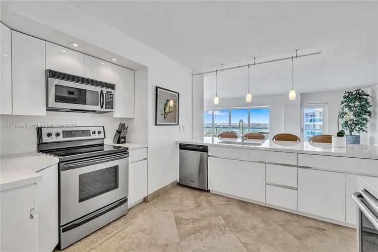 Southpoint Towers #1109N image #9