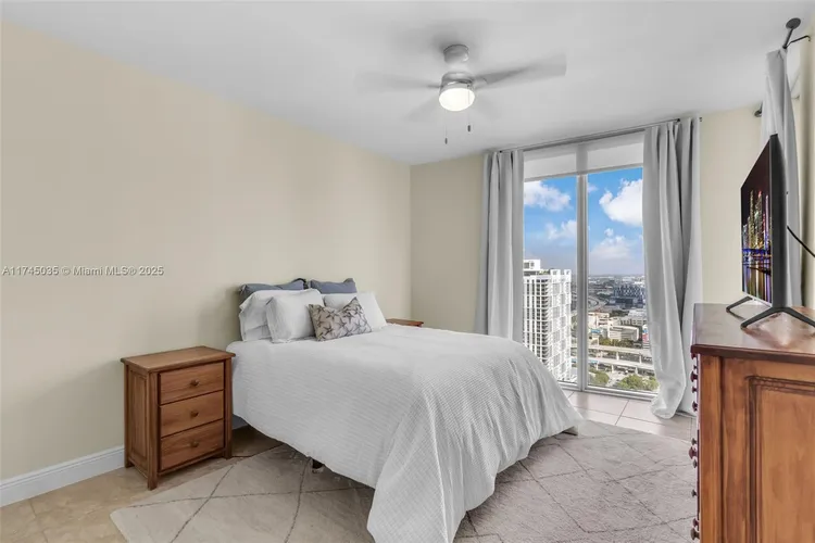 Latitude #3811 image #16