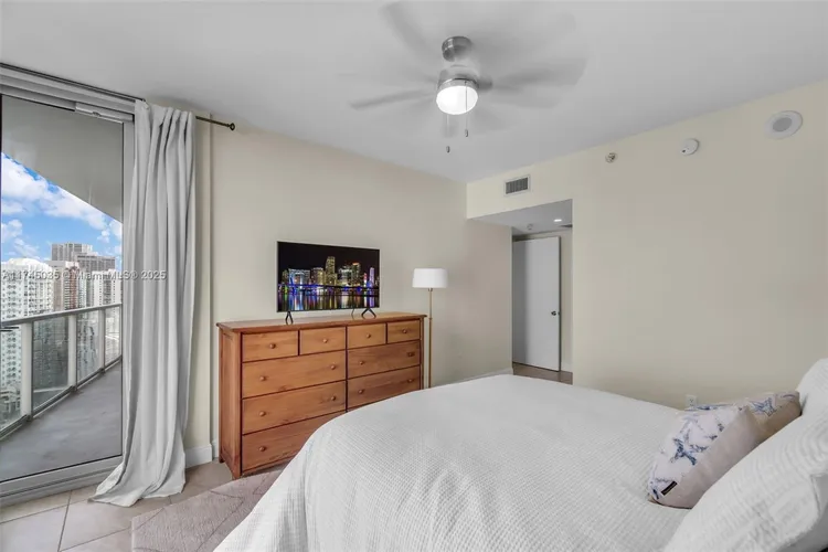 Latitude #3811 image #17