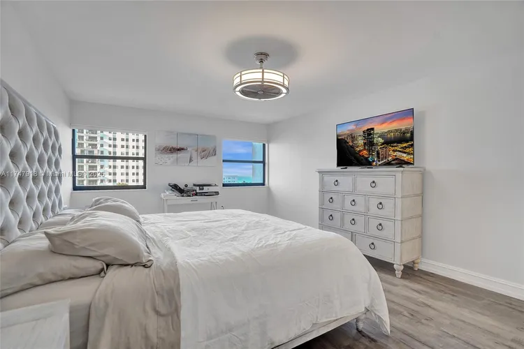 The Summit #701S image #31