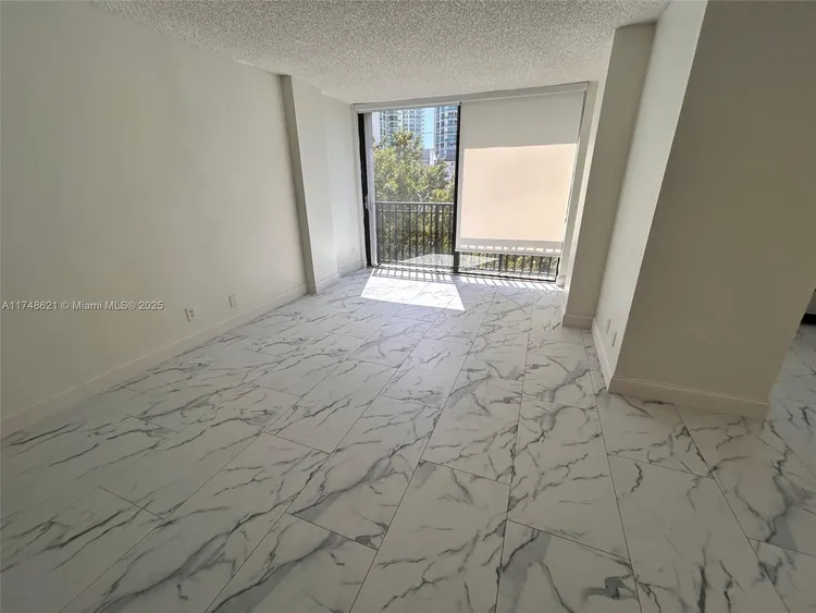 Plaza of the Americas #519 image #18