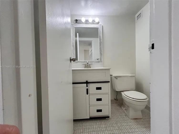 Plaza of the Americas #519 image #21