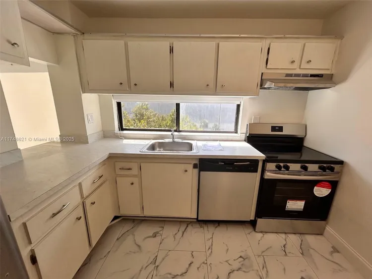 Plaza of the Americas #519 image #23