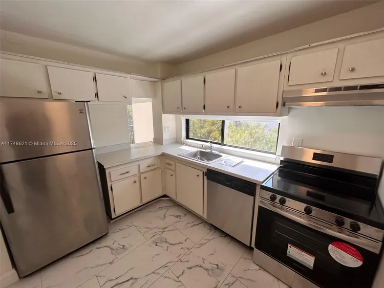 Plaza of the Americas #519 image #24