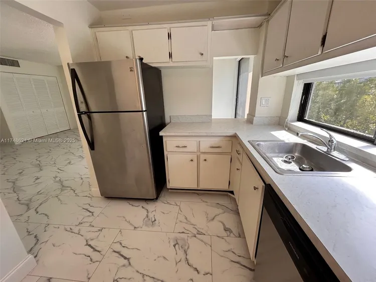 Plaza of the Americas #519 image #26