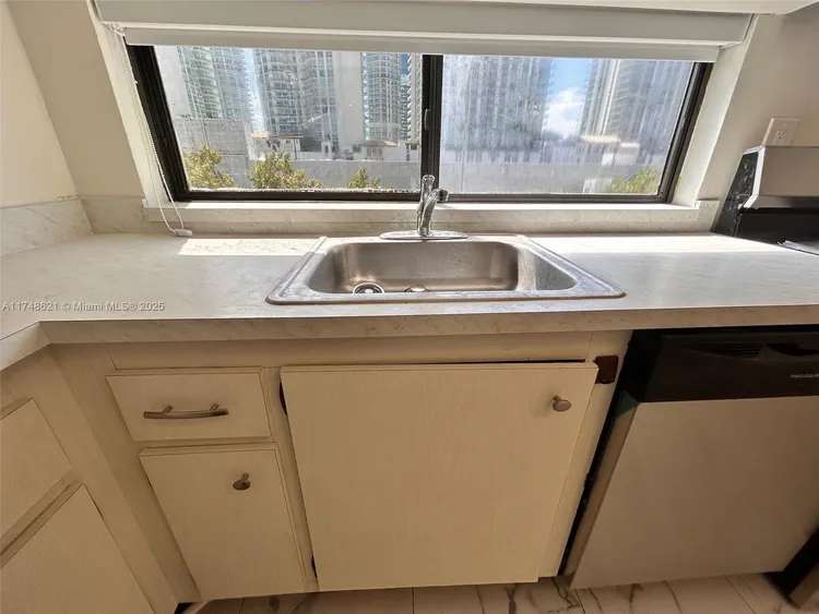 Plaza of the Americas #519 image #27