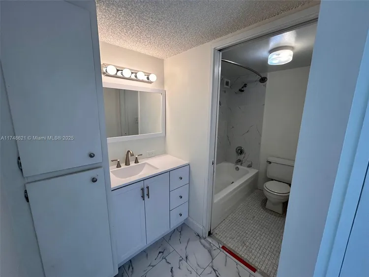 Plaza of the Americas #519 image #31