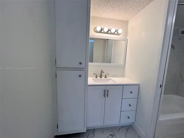 Plaza of the Americas #519 image #32