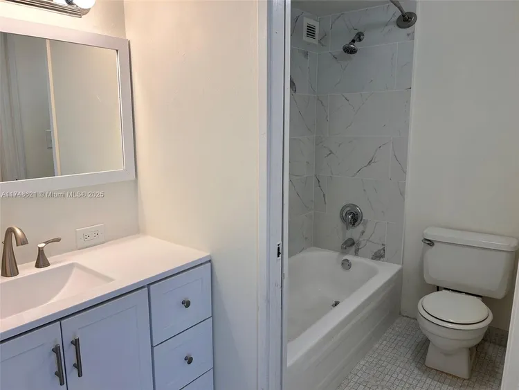 Plaza of the Americas #519 image #33