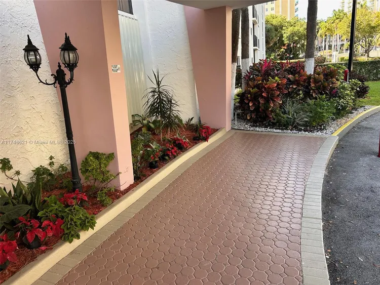 Plaza of the Americas #519 image #7