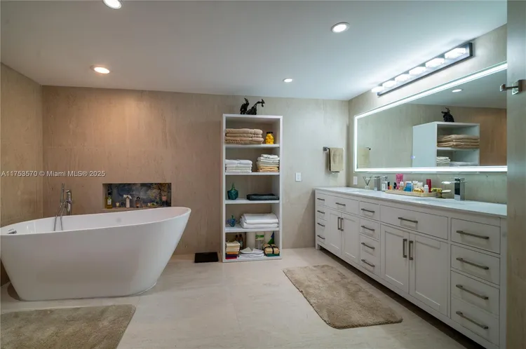 Villa Regina Condo #PH-105 image #31