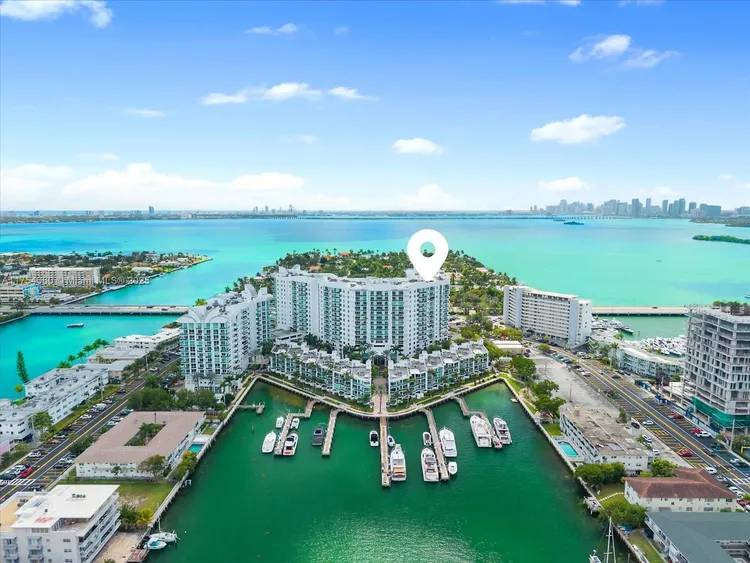 360 Condo #818 image #31