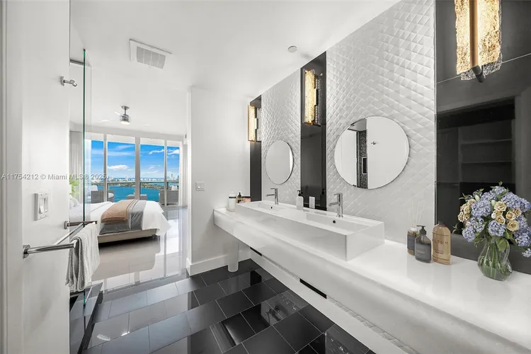Paramount Bay #2907 image #15