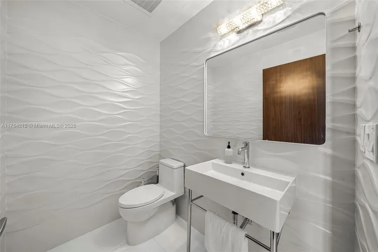 Paramount Bay #2907 image #21
