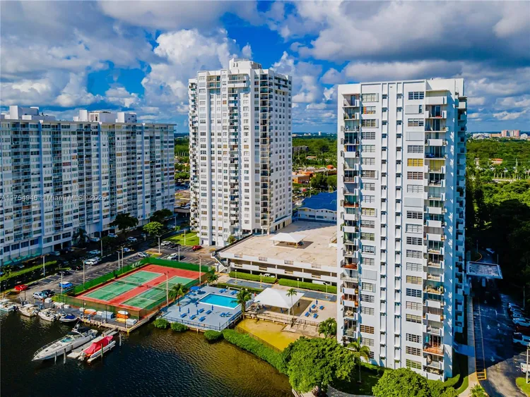 Commodore Plaza - Century #1810 image #15