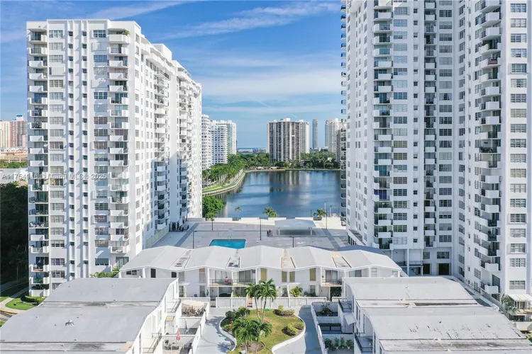 Commodore Plaza - Century #1810 image #17