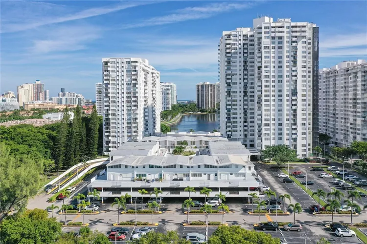 Commodore Plaza - Century #1810 image #18