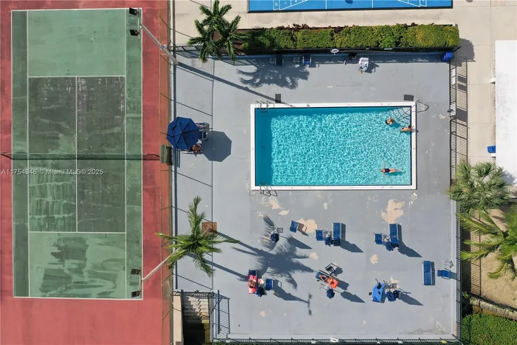 Commodore Plaza - Century #1810 image #27