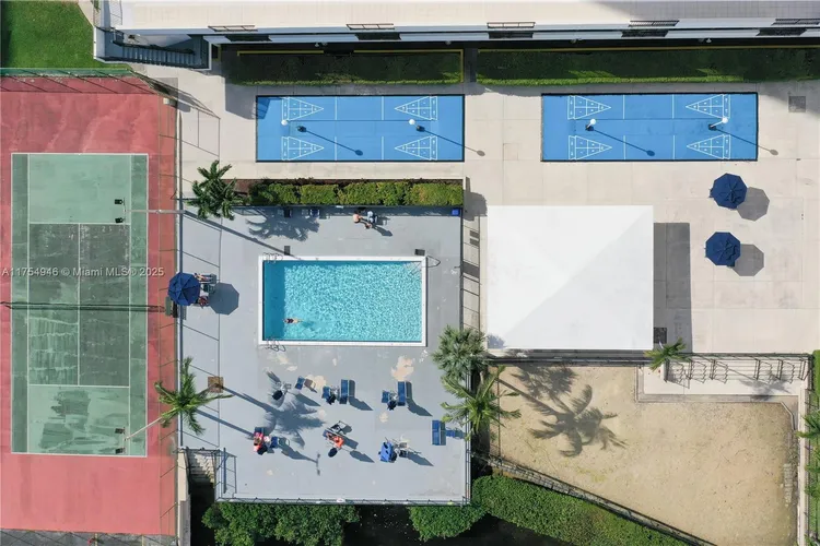 Commodore Plaza - Century #1810 image #28