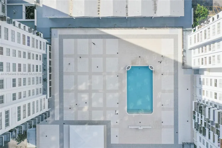 Commodore Plaza - Century #1810 image #29