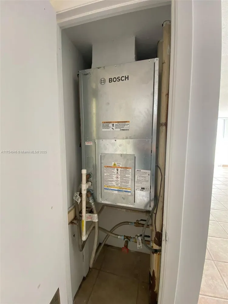 Commodore Plaza - Century #1810 image #33