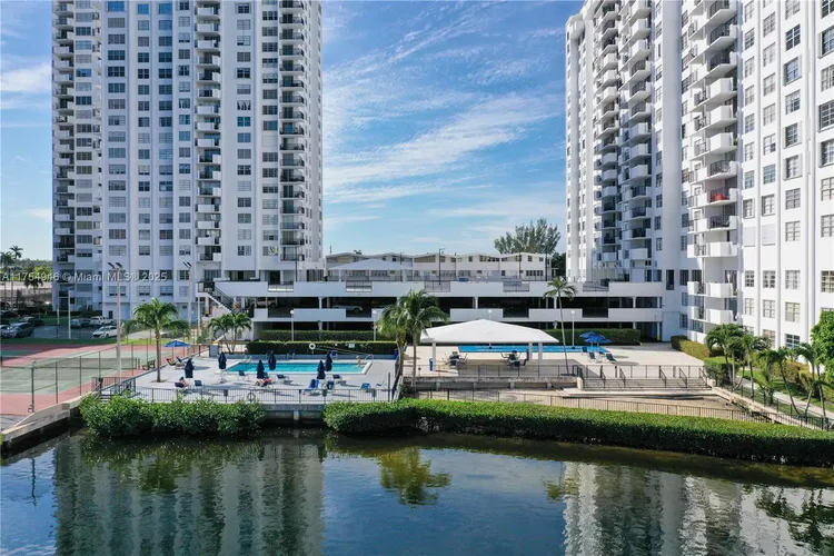 Commodore Plaza - Century #1810 image #34